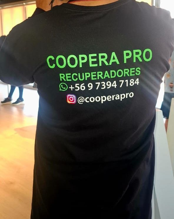 Miembro del equipo de espalda con la polera Coopera Pro Recuperadores.
