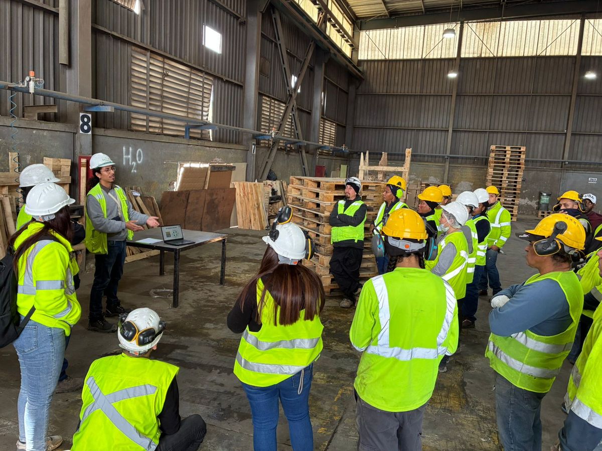 Capacitación de la ACHS en el taller de Coopera Pro, con trabajadores, palleros, yaleros y jefatura.